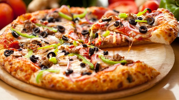 Số lượng lát bánh pizza trong mỗi cỡ nhỏ của pizza cơn lốc hải sản là bao nhiêu?
